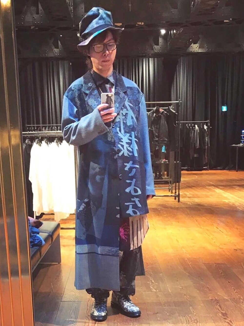グレー系のジャケット/アウター、その他のシャツ/ブラウス、ブラック系のその他パンツを着用したメンズの秋コーディネートの1枚目の写真