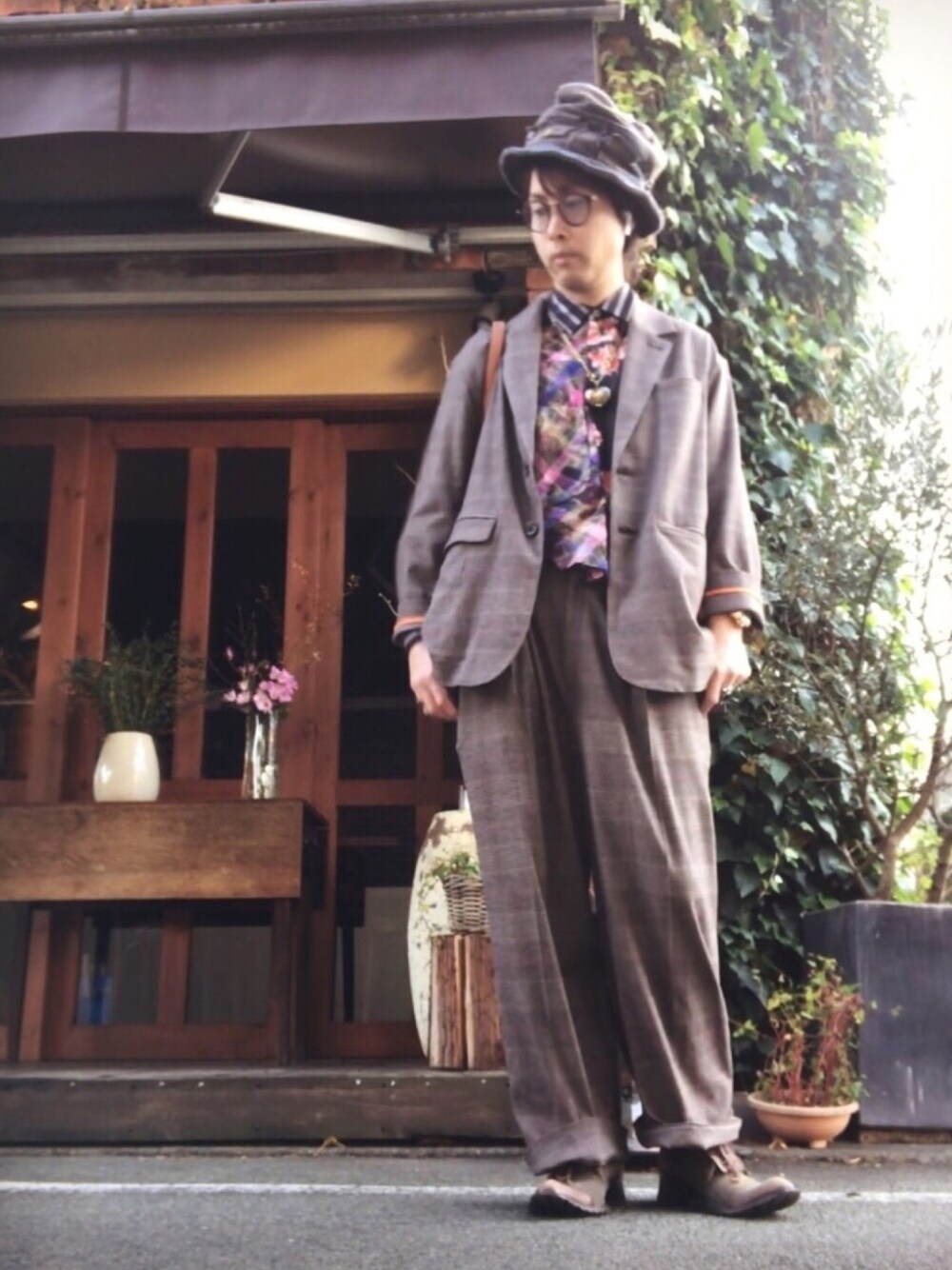 ブラウン系のジャケット/アウター、ブラウン系のパンツ、ブラウン系のブーツを着用したメンズの秋コーディネートの1枚目の写真