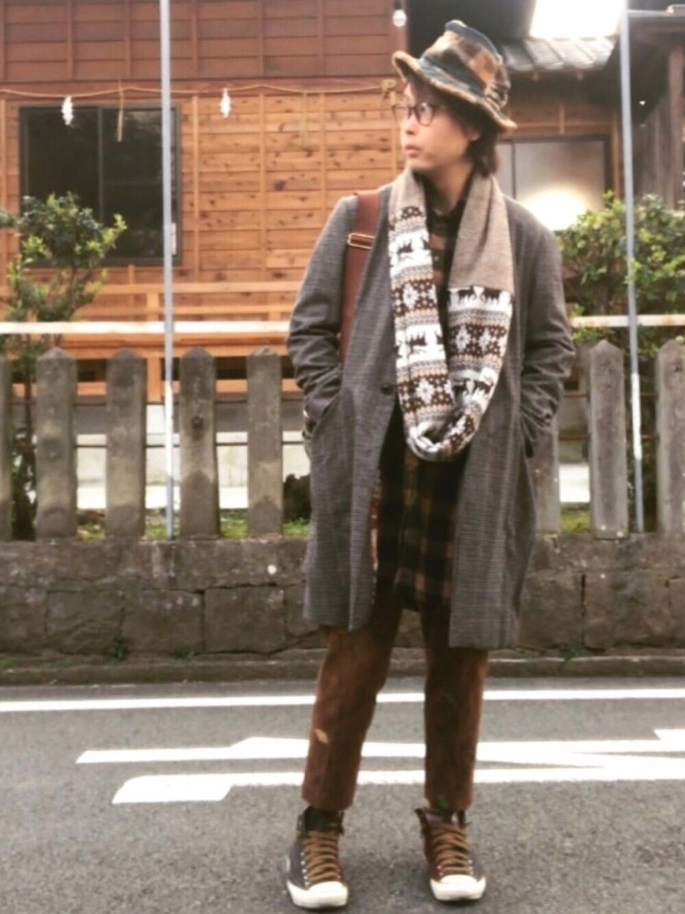 その他のジャケット/アウター、ベージュ系のワンピース、その他のショルダーバッグを着用したメンズの冬コーディネートの1枚目の写真