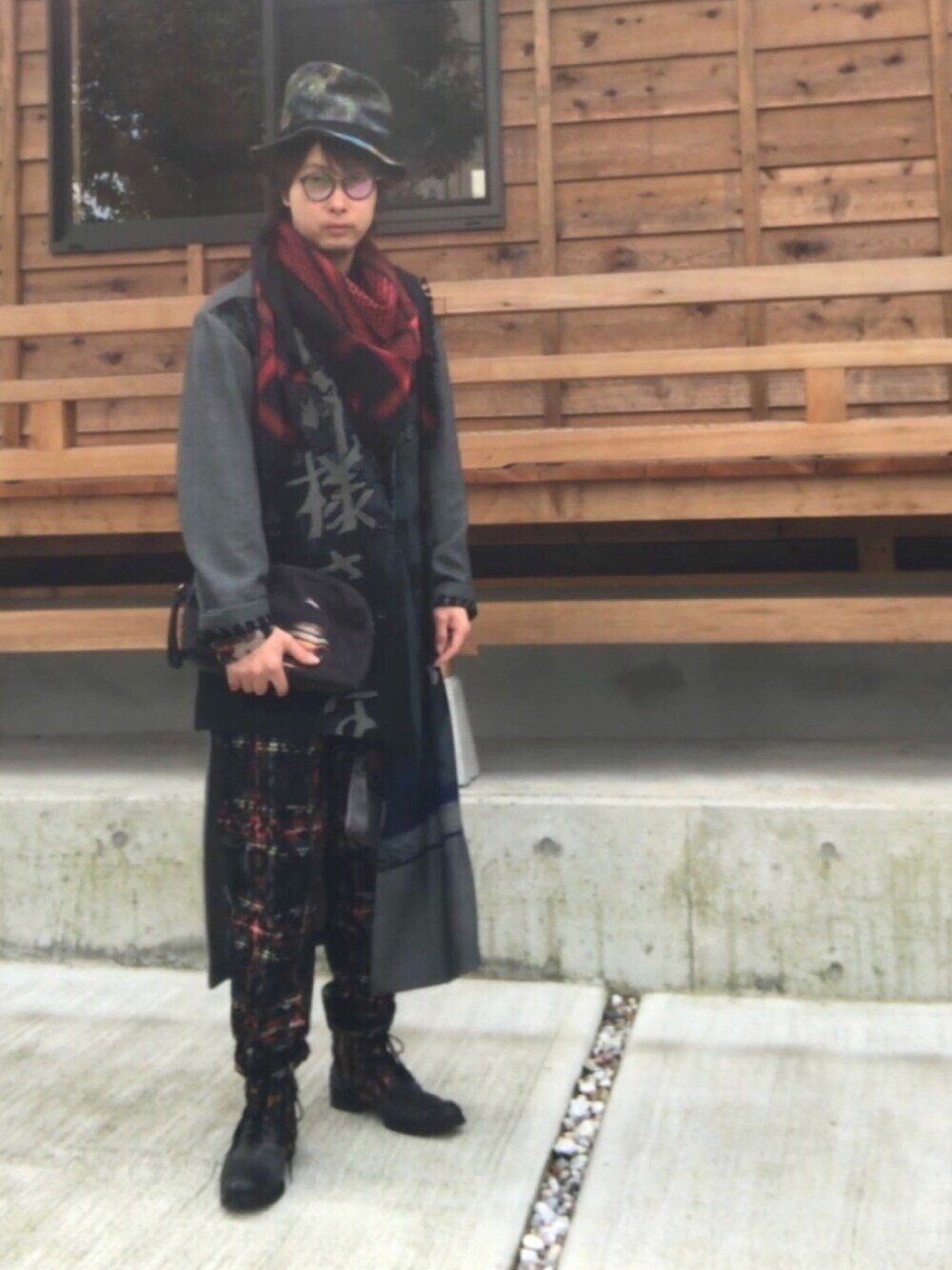 グレー系のジャケット/アウター、ブラック系のクラッチバッグ、その他のシャツ/ブラウスを着用したメンズの春コーディネートの1枚目の写真