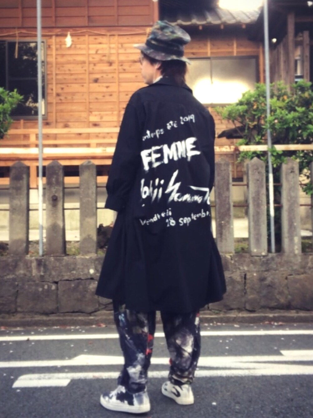 ブラック系のシャツ/ブラウス、ブラック系のその他パンツ、ブラック系のスニーカーを着用したメンズの春コーディネートの1枚目の写真