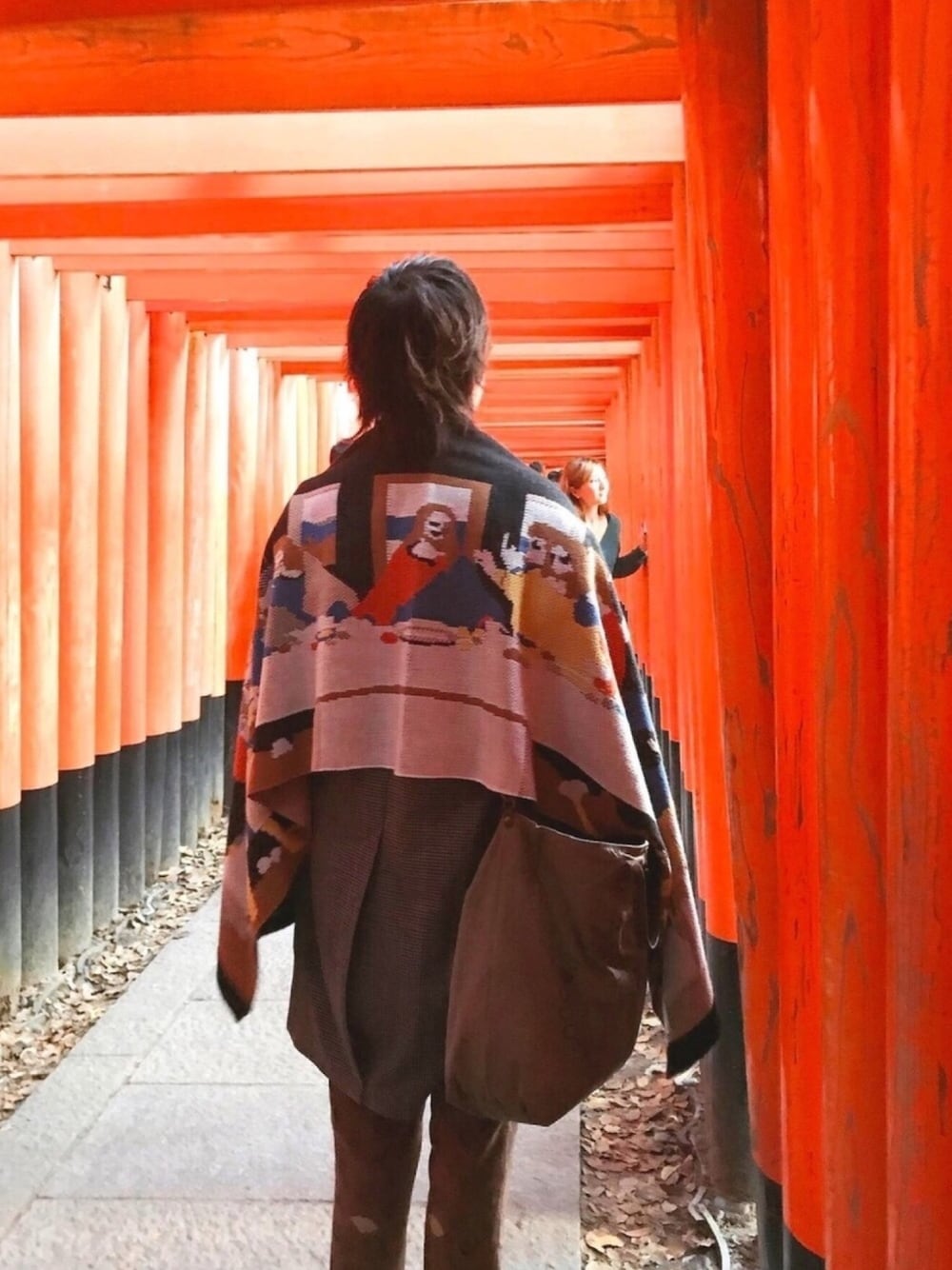 グレー系のステンカラーコート、ブラウン系のその他パンツ、その他のスニーカーを着用したメンズの冬コーディネートの1枚目の写真