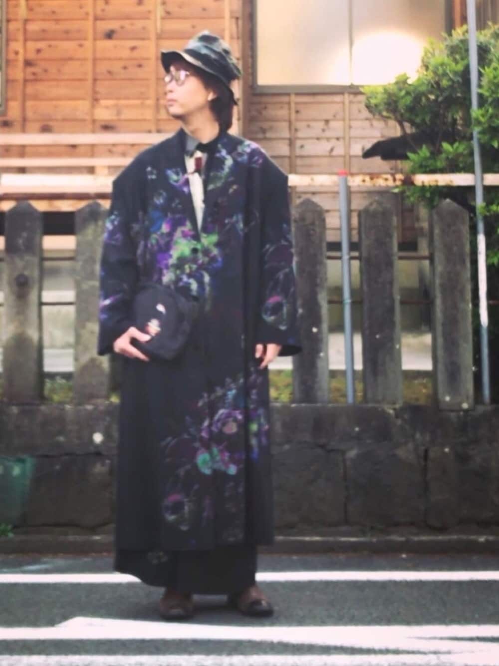 パープル系のジャケット/アウター、ブルー系のパンツ、ブラック系のクラッチバッグを着用したメンズの春コーディネートの1枚目の写真