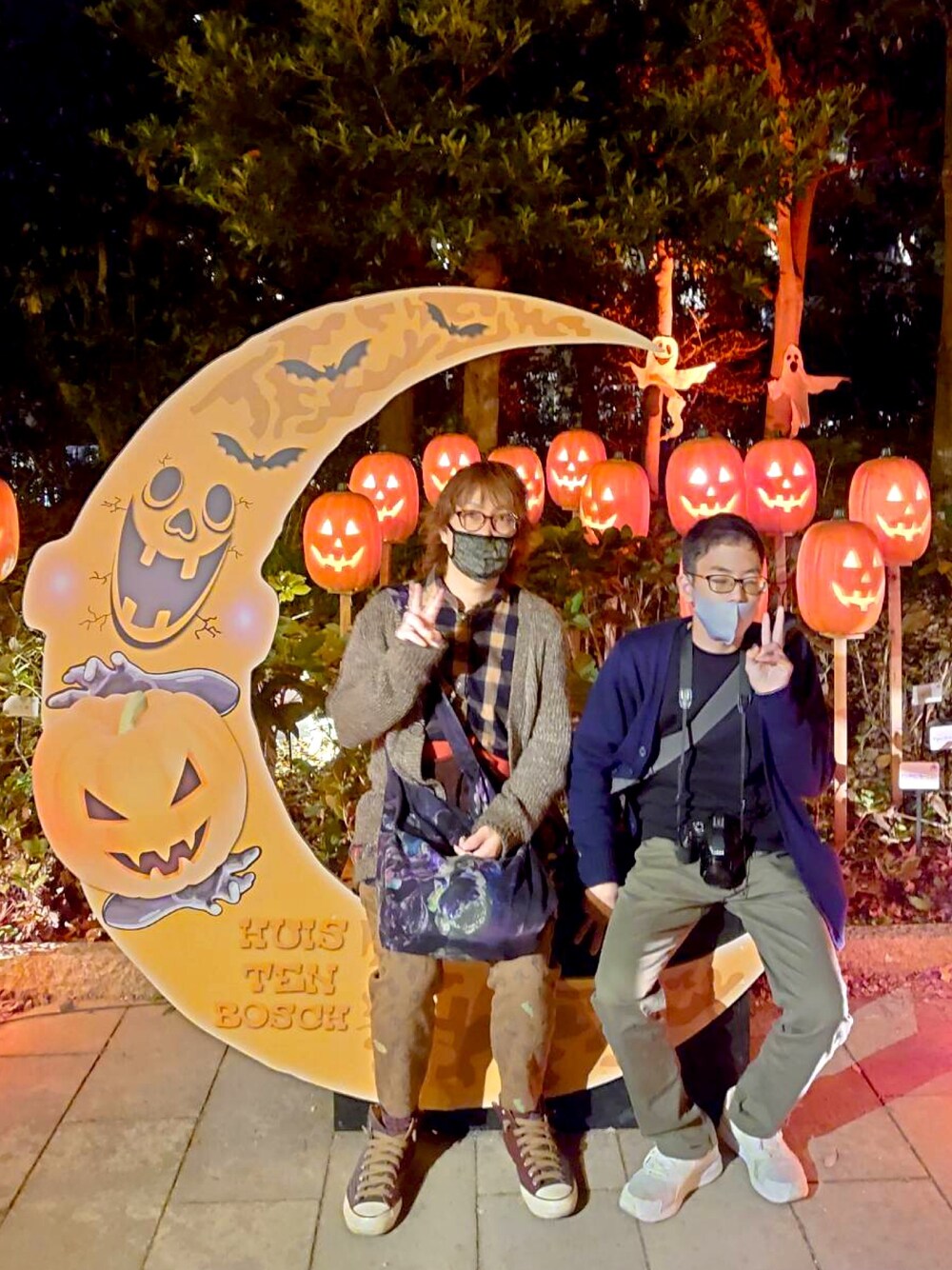 ベージュ系のワンピース、ブラウン系のその他パンツ、その他のトートバッグを着用したメンズの秋コーディネートの1枚目の写真