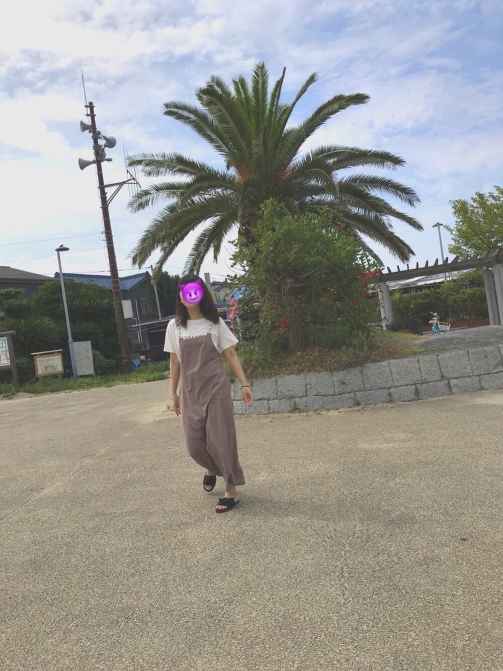 「Kastane、kastane_ootd」｜「KastaneのNEWWAYSロゴTee（Tシャツ/カットソー、ホワイト系）」を使った、ｔａｅさん（レディース・160cm）の秋コーディネートの1枚目の写真