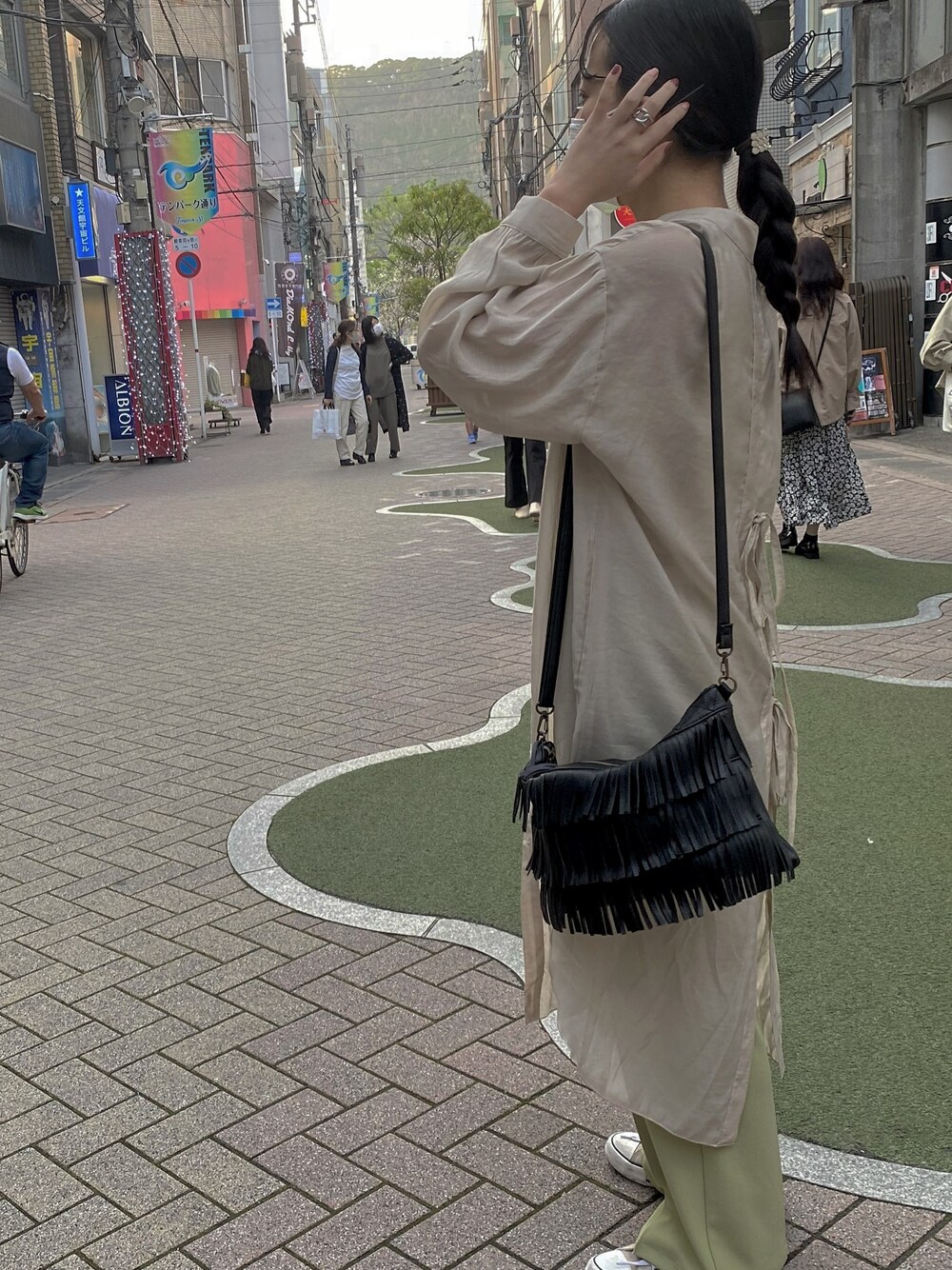 「しまむらのアイテム（ワンピース、ベージュ系）」を使った、えりかさん（レディース・155cm）の春コーディネートの1枚目の写真