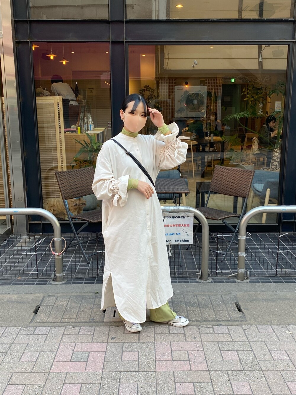 「onetomeのバックオープン　マキシ丈コットンワンピース（ワンピース、ホワイト系）」を使った、えりかさん（レディース・155cm）の春コーディネートの1枚目の写真