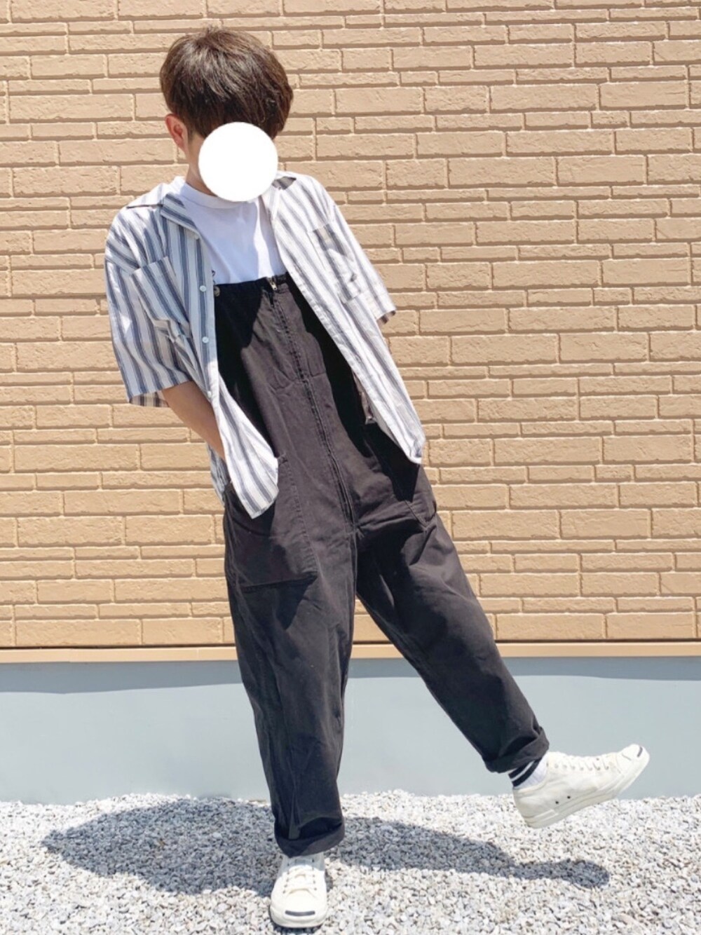 「今日のコーデ、おしゃれさんと繋がりたい、シンプルスタイル、スニーカーコーデ、シャツスタイル、ブラック、メンズコーデ、オーバーオール、白スニーカー、休日スタイル」｜「niko and...のエアリークロスシャツ（シャツ/ブラウス、その他）」を使った、たくみさん（メンズ・165cm）の夏コーディネートの1枚目の写真