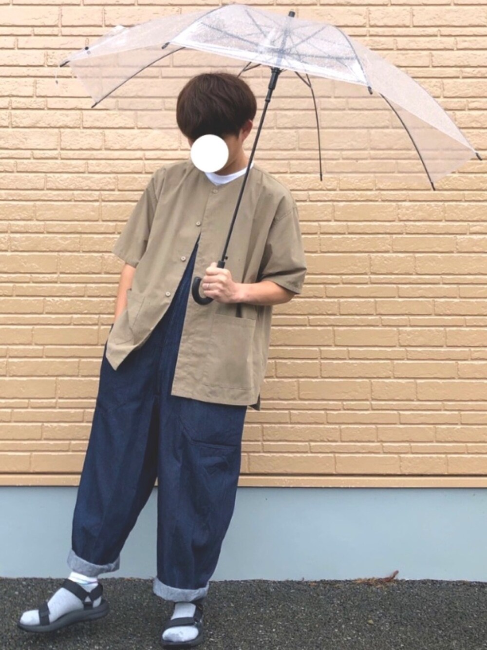 「休日スタイル、シャツスタイル、半袖シャツ、低身長、デニム、オーバーオール、スポーツサンダル、シンプル、休日コーデ、おしゃれさんと繋がりたい」｜「UNIQLOのアイテム（Tシャツ/カットソー、ホワイト系）」を使った、たくみさん（メンズ・165cm）の夏コーディネートの1枚目の写真