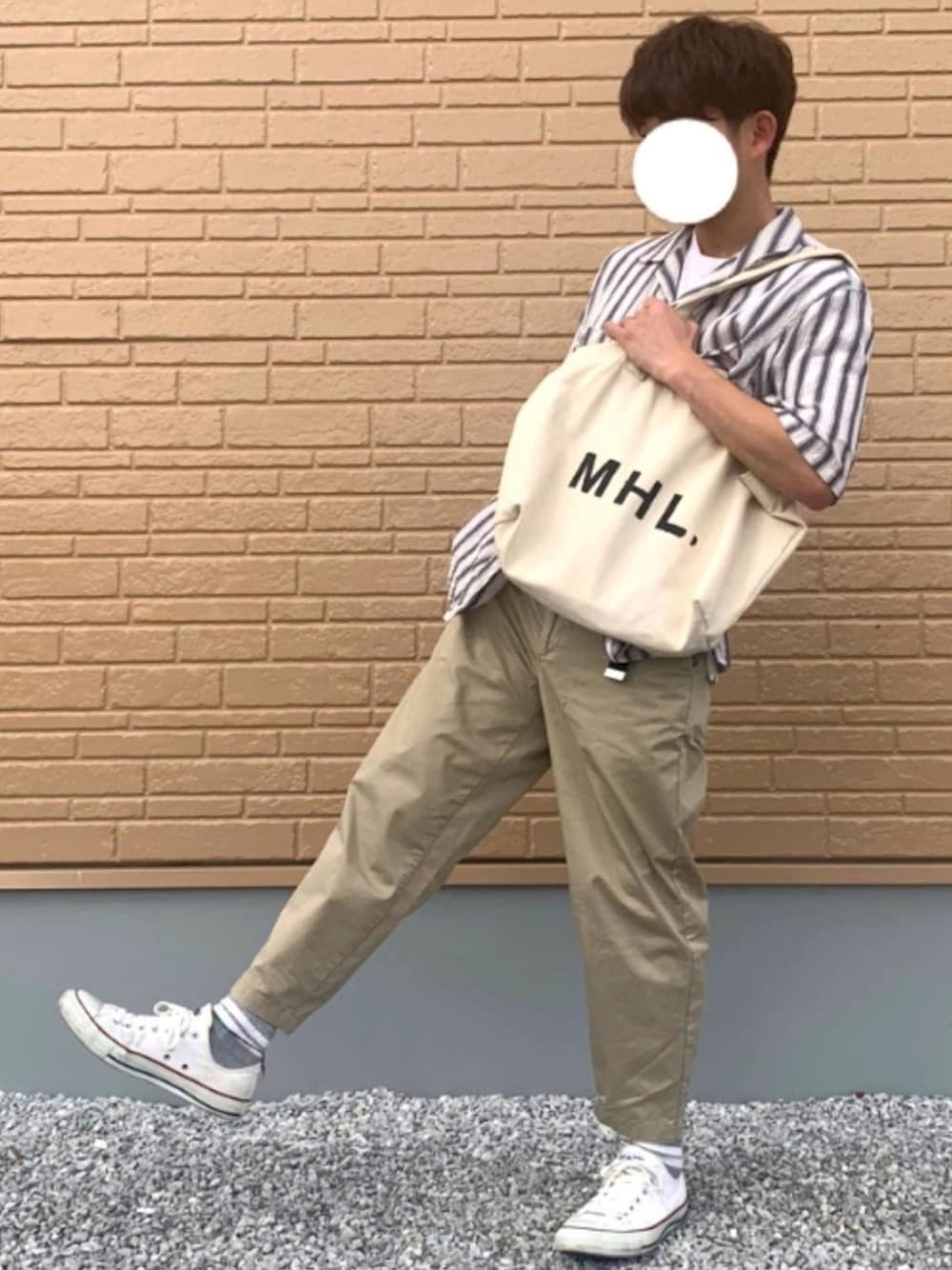 「今日のコーデ、カジュアル、スニーカー、半袖シャツ、トートバッグ、アンクルパンツ、ベージュコーデ、ストライプシャツ、コンバース、MHL.」｜「GUのアイテム（その他パンツ、ベージュ系）」を使った、たくみさん（メンズ・165cm）の夏コーディネートの1枚目の写真
