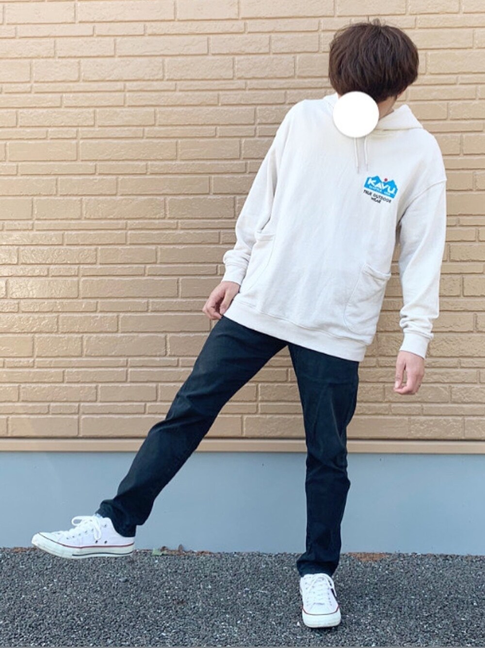 「秋のマイ旬スタイル、秋コーデ、秋服、おしゃれさんと繋がりたい、今日のコーデ、秋、いいね、save、フォローお願いします🤑、シンプルスタイル、スニーカーコーデ、黒」｜「KAVUの【KAVU(カブー)】別注TRUEロゴスウェットパーカー（パーカー、ベージュ系）」を使った、たくみさん（メンズ・165cm）の秋コーディネートの1枚目の写真