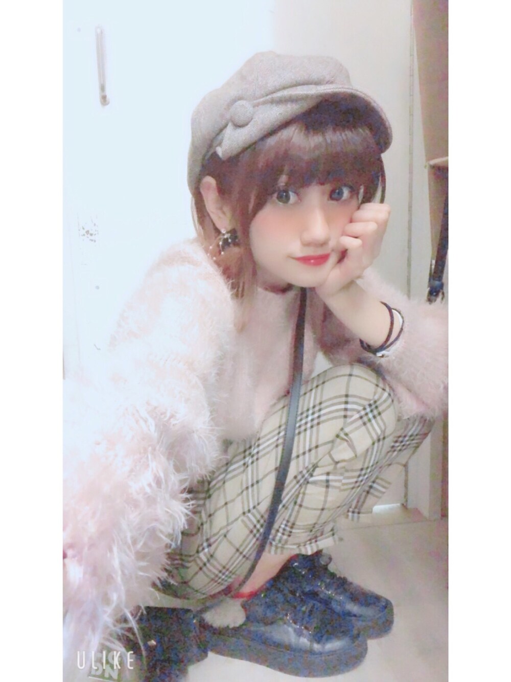 「チェックパンツ、秋のコーデ、ゆるコーデ、冬コーデ、タックパンツ、ラメニット、ファー小物、キャスケット、スニーカー、ootd」｜「GUのアイテム（ニット/セーター、ピンク系）」を使った、Sherry(ふぁんるー)さん（レディース・160cm）の秋コーディネートの1枚目の写真