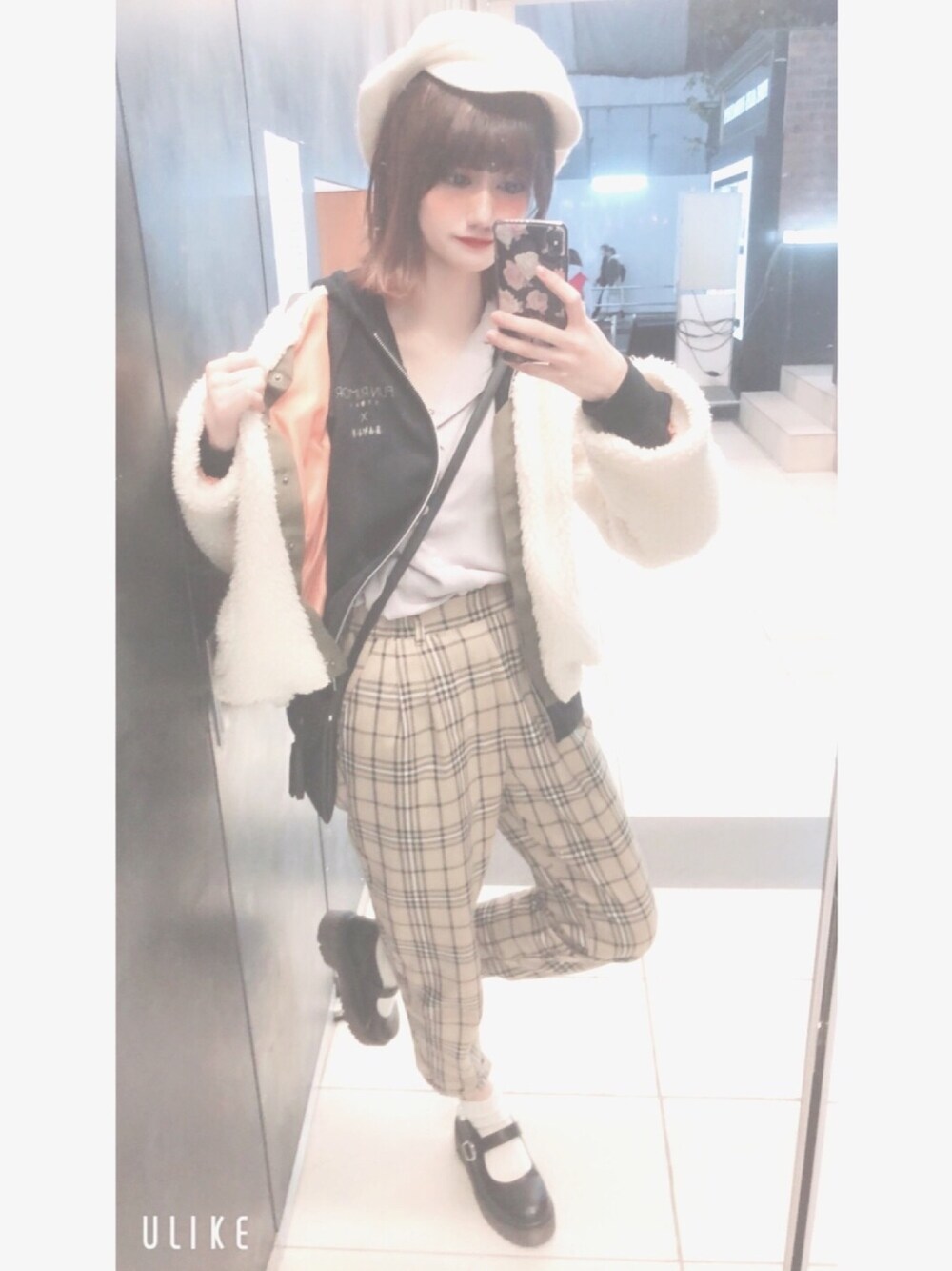 「冬コーデ、ootd、おしゃれさんと繋がりたい、パーカー、黒パーカー、フード、チェックパンツ、タックパンツ、ボアジャケット、プチプラ」｜「Green　Parksの・チェック柄テーパードパンツ ●（その他パンツ、ベージュ系）」を使った、Sherry(ふぁんるー)さん（レディース・160cm）の冬コーディネートの1枚目の写真