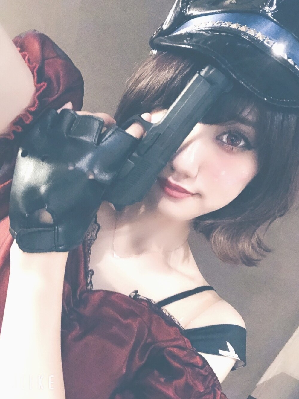 ブラック系のチューブトップ、ブラック系の帽子を着用したレディースの冬コーディネートの1枚目の写真