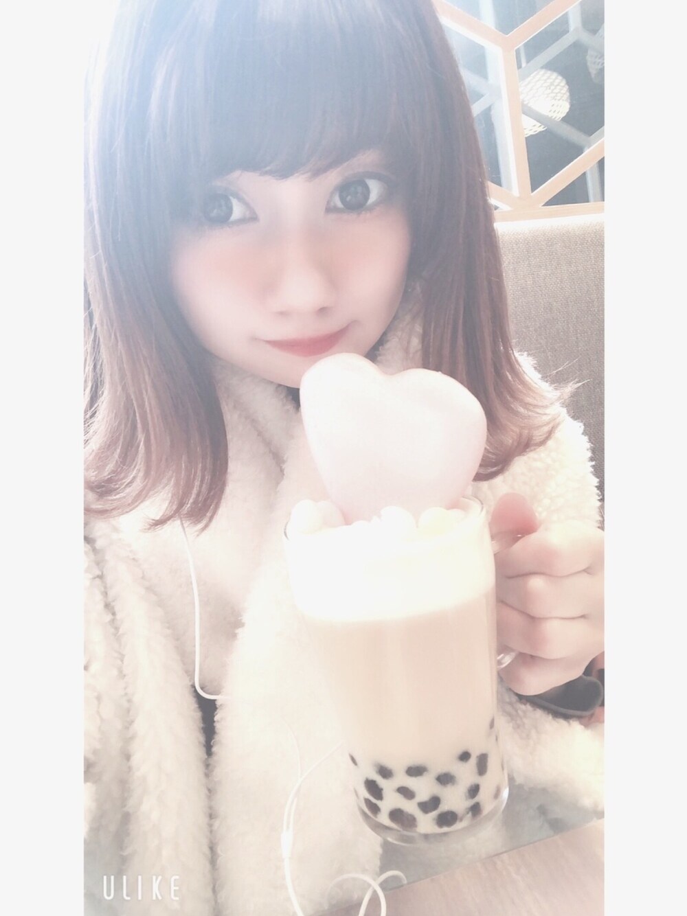 「白コーデ、ボアブルゾン、ホワイトコーデ、タピオカ、セミロングヘアー、原宿、カフェ、冬コーデ、冬、もこもこ」｜Sherry(ふぁんるー)さん（レディース・160cm）の冬コーディネートの1枚目の写真