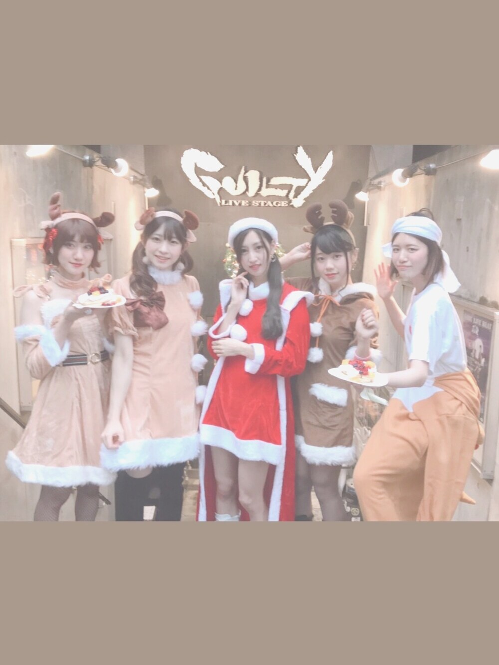 「冬コーデ、クリスマスコーデ、トナカイ、サンタクロース、ベロア、ワンピース、つなぎ、ガウン、チョーカー、コスプレ」｜「GRLの厚底ストラップシューズ（その他シューズ、ブラック系）」を使った、Sherry(ふぁんるー)さん（レディース・160cm）の冬コーディネートの1枚目の写真