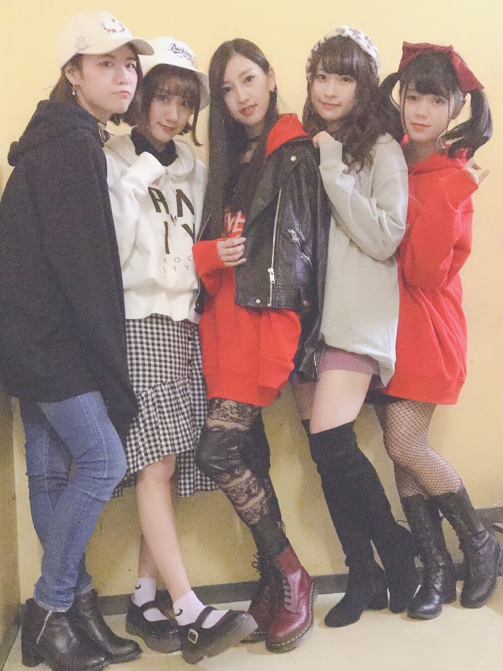 「プチプラのあや、ナイキソックス、パーカー、RAVIY、グレンチェック、ディッキーズ(Dickies)、ニーハイブーツ、ドクターマーチン、ツインテール」｜「RAVIYのアイテム（パーカー、ホワイト系）」を使った、Sherry(ふぁんるー)さん（レディース・160cm）の冬コーディネートの1枚目の写真