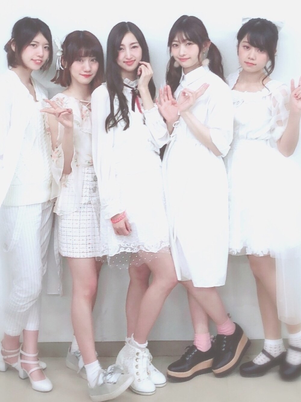 「ホワイトコーデ、ワンピース、ツイード、台形ｽｶｰﾄ、白ニット、ポニーテール、リボン、オフショル、花柄オフショル」｜「TITTY&CO.のアイテム（シャツ/ブラウス、ホワイト系）」を使った、Sherry(ふぁんるー)さん（レディース・160cm）の秋コーディネートの1枚目の写真