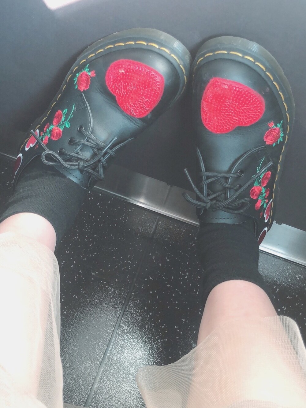 「おしゃれさんと繋がりたい、ハート、バラ柄、マーチン、Dr.Martens、ベージュ、革靴、ブーツ、3ホール、ベージュコーデ」｜「Dr. Martensのアイテム（ブーツ、ブラック系）」を使った、Sherry(ふぁんるー)さん（レディース・160cm）の冬コーディネートの1枚目の写真