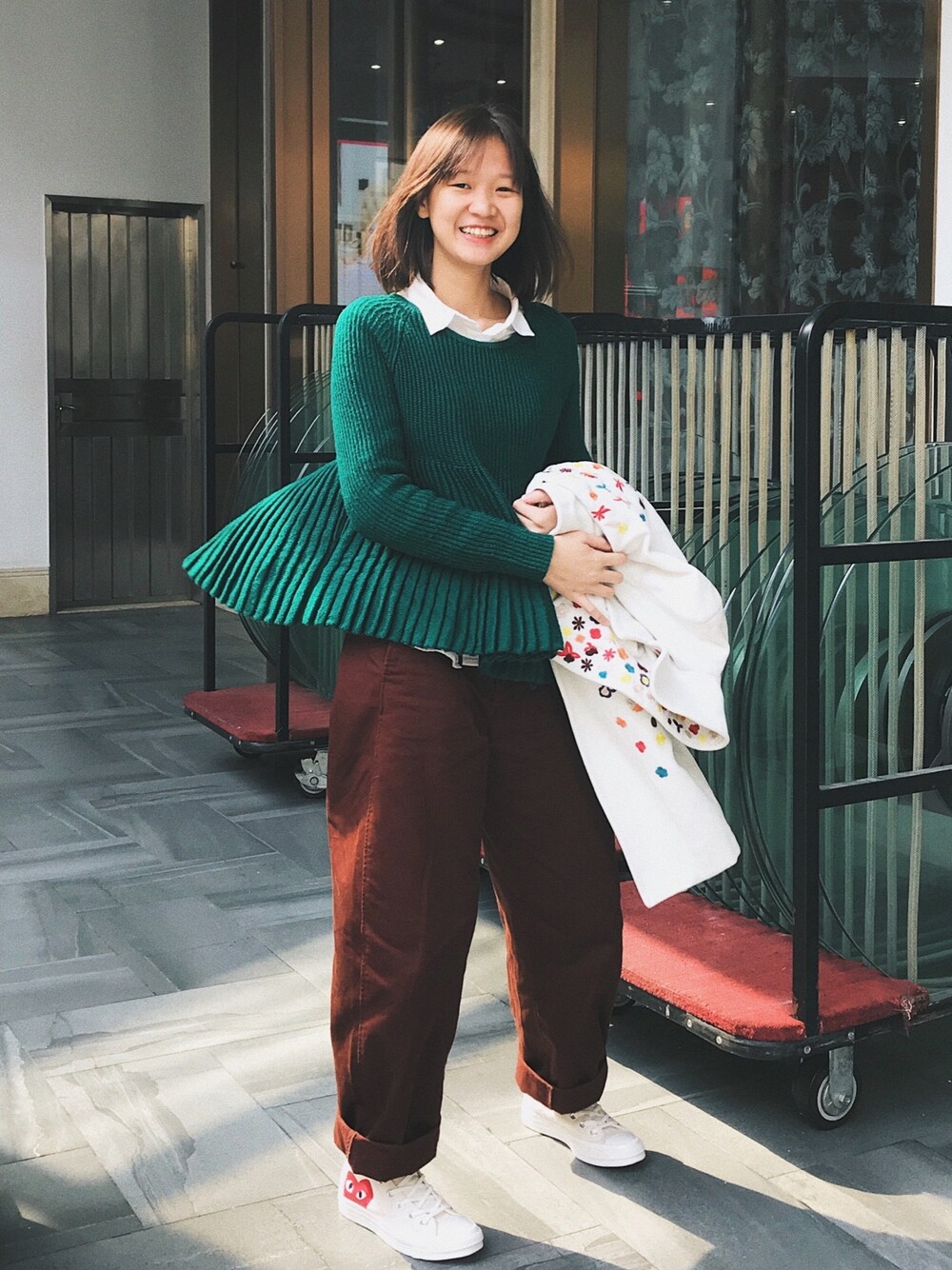 「ootd、休闲、球鞋、复古、日系极简、盐系风格、通勤穿搭、秋のコーデ、冬コーデ、秋冬コーデ」｜「UNIQUEのアイテム（チノパンツ、ブラウン系）」を使った、贰玖八さん（レディース・169cm）の冬コーディネートの1枚目の写真
