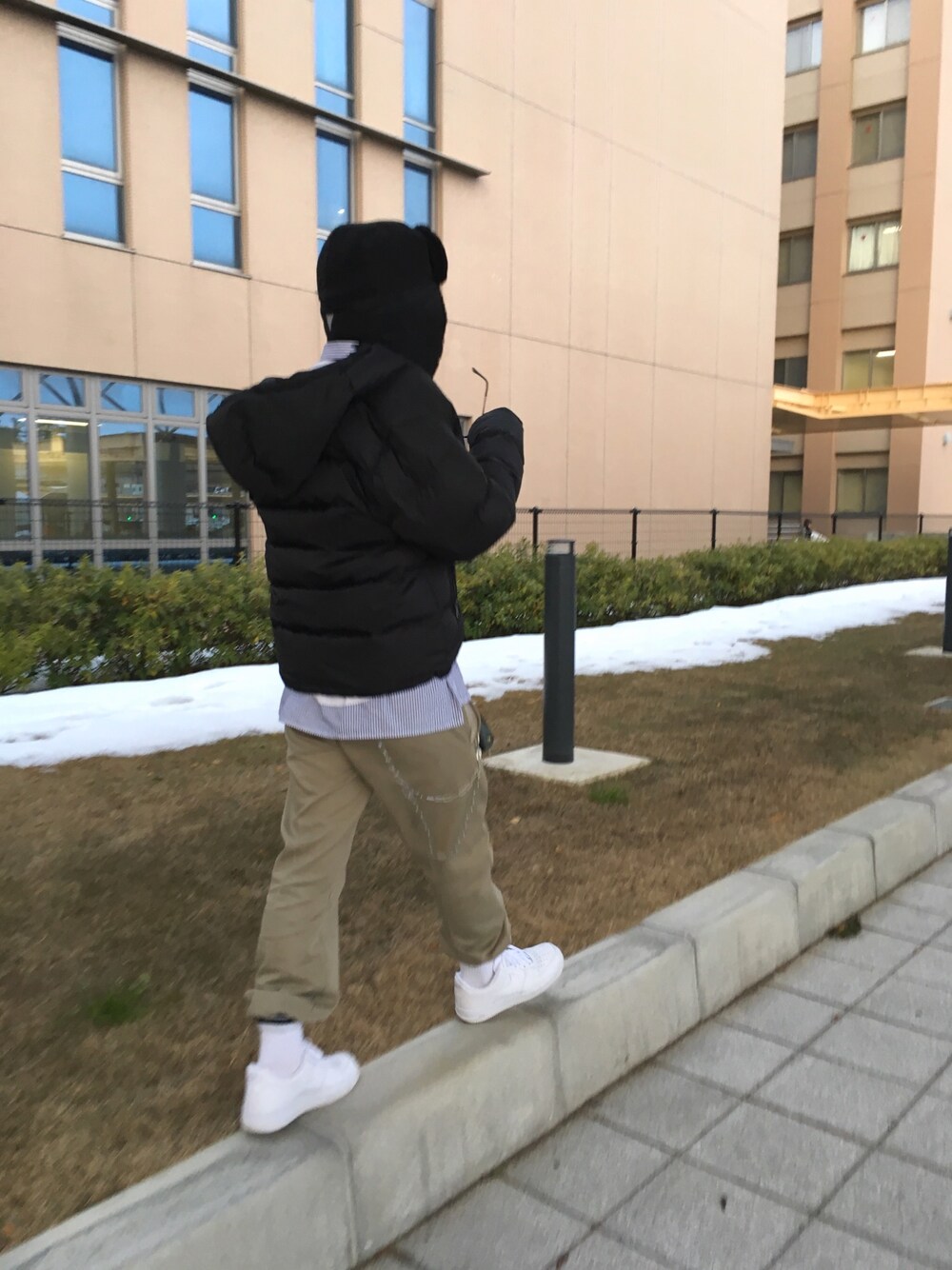 「冬、ブラック、韓国ファッション、韓国人っぽく、ストリート、おしゃれさんと繋がりたい、フォローミー、NIKE、フォローお願いします、ootd」｜「Dickiesのアイテム（チノパンツ、ベージュ系）」を使った、ぼっちゃんさん（メンズ・165cm）の冬コーディネートの1枚目の写真