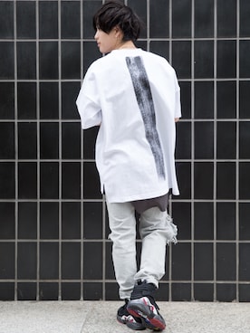 「バックプリント」｜AIVERさん（メンズ・171cm）の春コーディネート