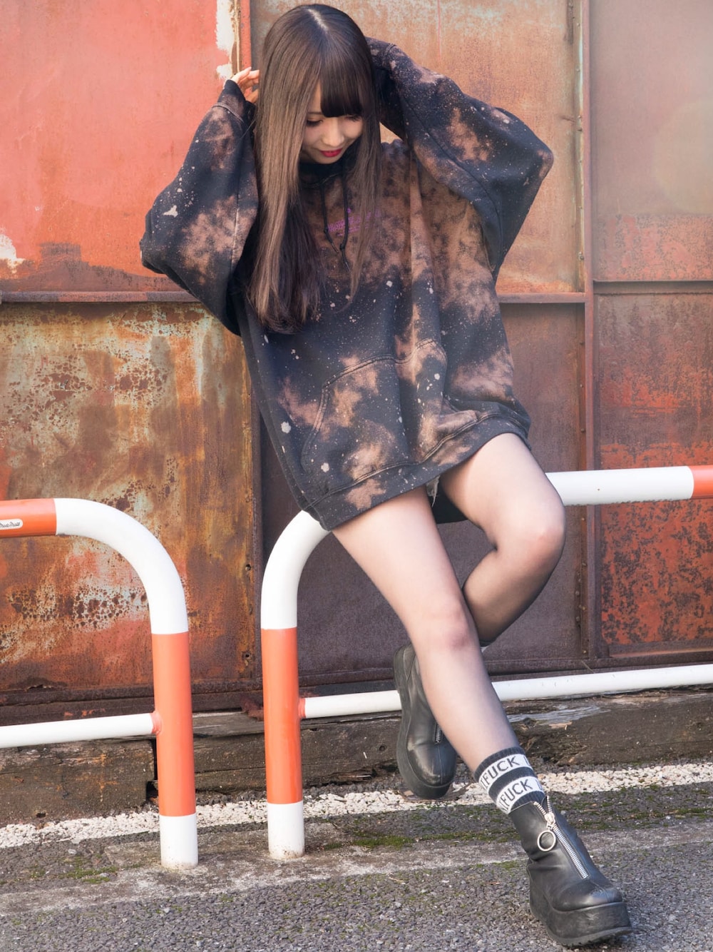 「CASPER JOHN AIVER、パーカー、ブリーチ、ロゴパーカー、ビッグシルエット、オーバーサイズ、UNIF、ショートパンツ、リングブーツ、ブラック」｜「CASPER JOHN AIVERのCASPER JOHN AIVER　ネオンブリーチビッグパーカー（パーカー、ブラック系）」を使った、AIVERさん（レディース・162cm）の冬コーディネートの1枚目の写真