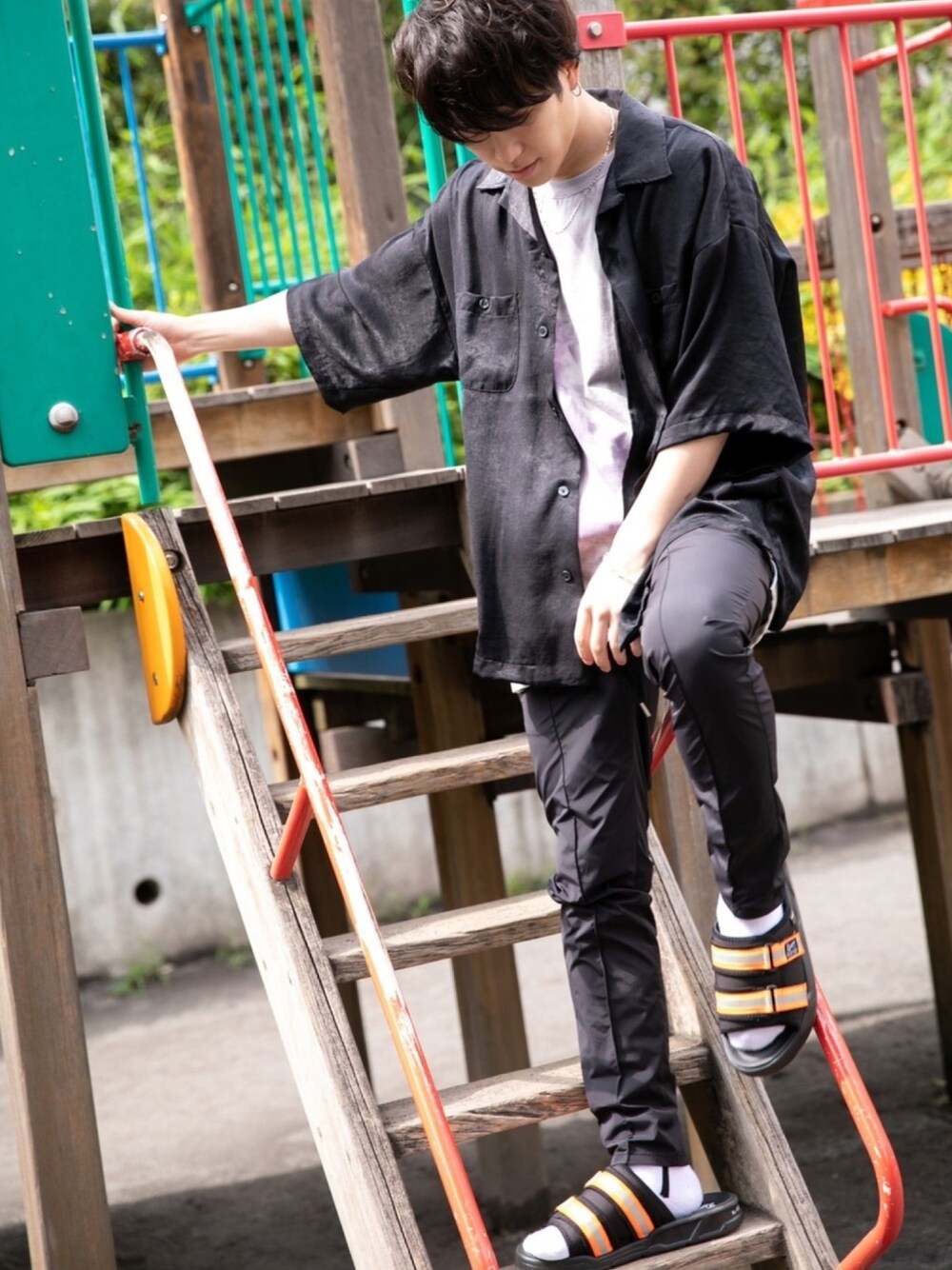 「CASPER JOHN AIVER、ビッグシルエット、ジャージ、ブラック、Danner、タイダイ柄、ブラックコーデ、オールブラック、streetstyle、黒」｜「AIVERのCASPER JOHN AIVER　NEW シルケットサイドスリットロングタンクトップ（タンクトップ、ホワイト系）」を使った、AIVERさん（メンズ・171cm）の夏コーディネートの1枚目の写真