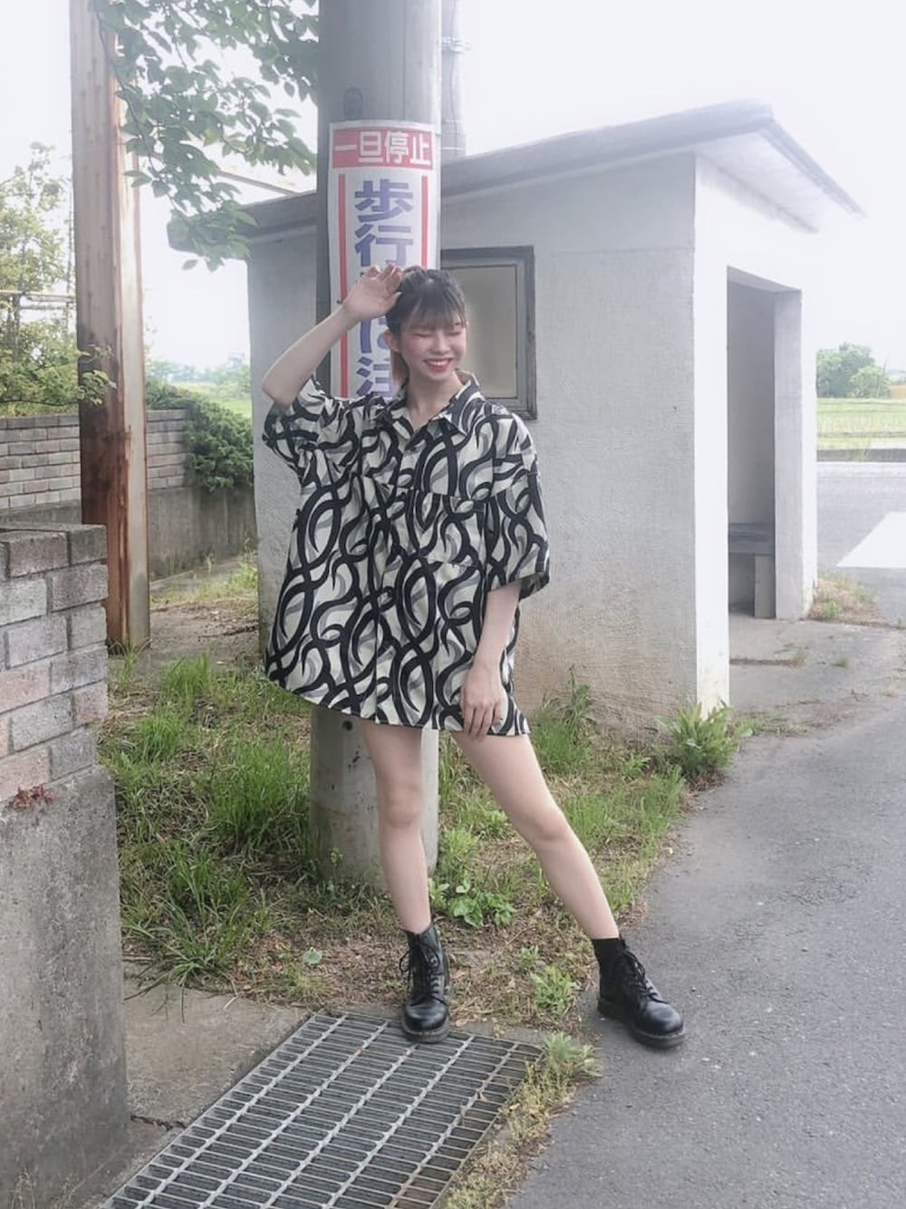 「CASPER JOHN AIVER、AIVER、トライバル、トライバルカモ、半袖シャツ、柄シャツ、Dr.Martens、ビッグシルエット、おおきめ、モノトーン」｜「AIVERのCASPER JOHN AIVER　トライバルカモオーバーショートスリーブシャツ（シャツ/ブラウス、ベージュ系）」を使った、AIVERさん（レディース・167cm）の夏コーディネートの1枚目の写真
