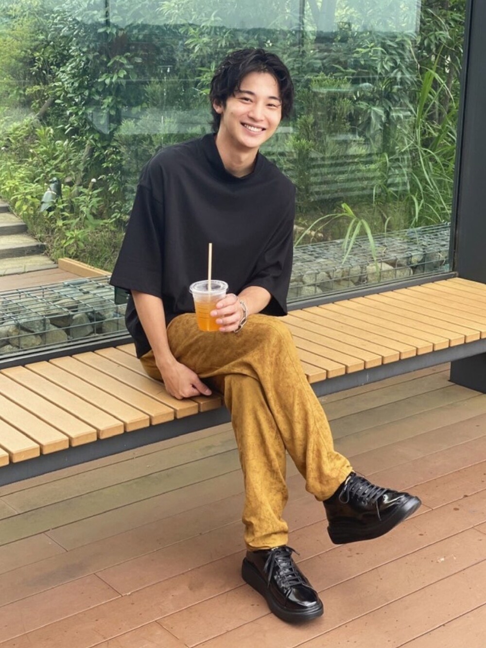 「AIVER、CASPER JOHN AIVER、ハイネック、ハイネックTシャツ、ブラック、黒、factotum、Tシャツ、ビッグT、スニーカー」｜「AIVERのCASPER JOHN AIVER　ルーズハイネックシルケットビッグTシャツ（Tシャツ/カットソー、ブラック系）」を使った、AIVERさん（メンズ・178cm）の夏コーディネートの1枚目の写真