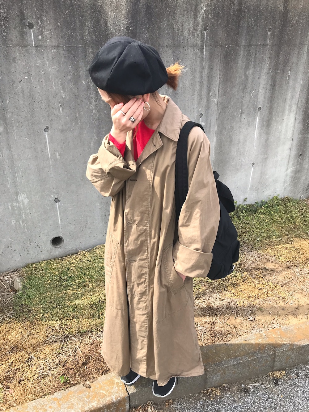 「春コーデ、スニーカーコーデ、スニーカー、トレンチコート、低身長、ベレー帽、NIKE、リュック、シンプル、kids」｜「RALPH LAURENのアイテム（トレンチコート、ベージュ系）」を使った、ブリトーさん（レディース・153cm）の春コーディネートの1枚目の写真