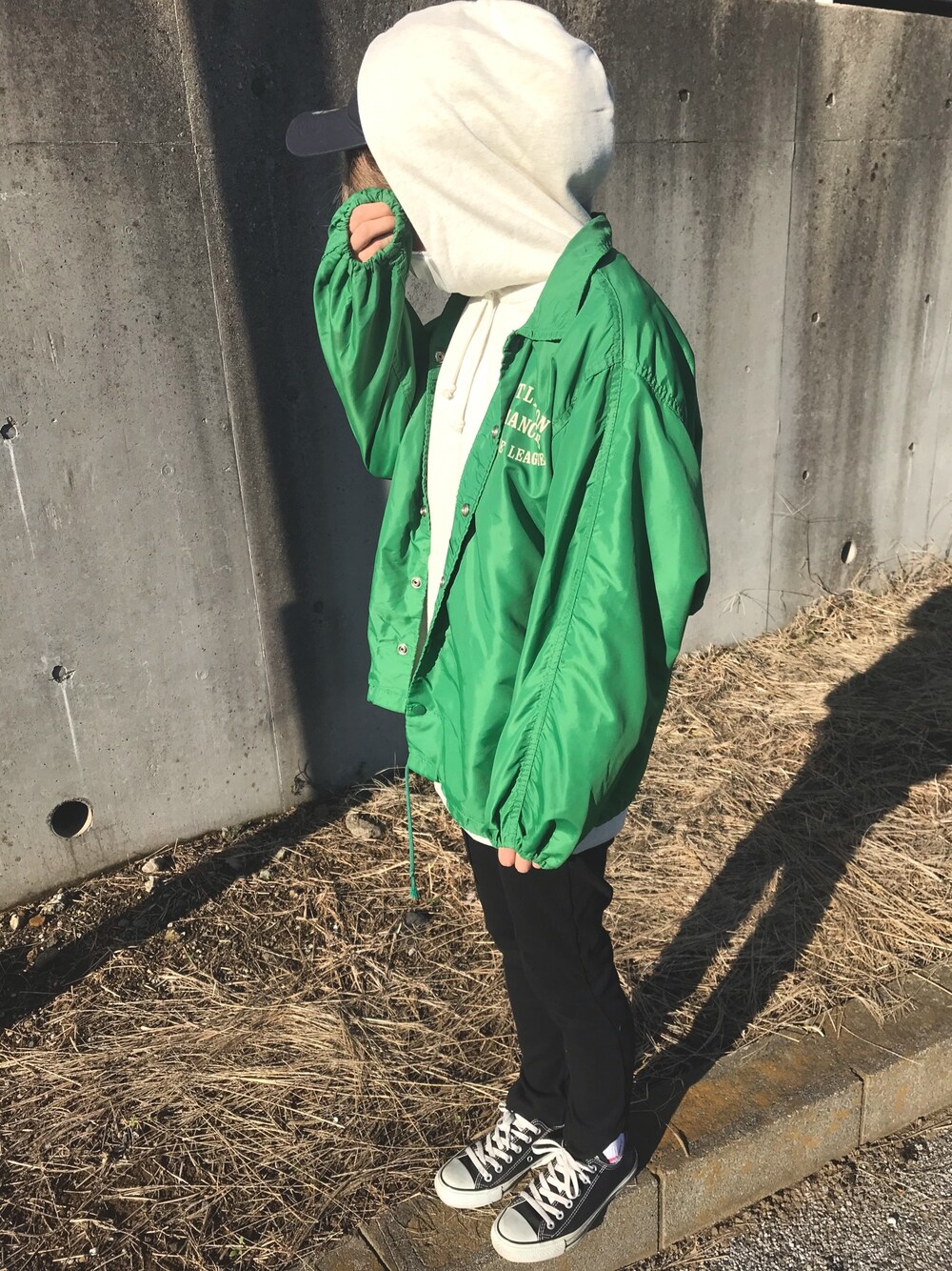「やっぱりストリートが好き、シンプルコーデ、ラフ、コーチジャケット、vintage、古着、パーカー、Champion、スニーカー、キャップ」｜「VINTAGEのアイテム（ナイロンジャケット、グリーン系）」を使った、ブリトーさん（レディース・153cm）の秋コーディネートの1枚目の写真