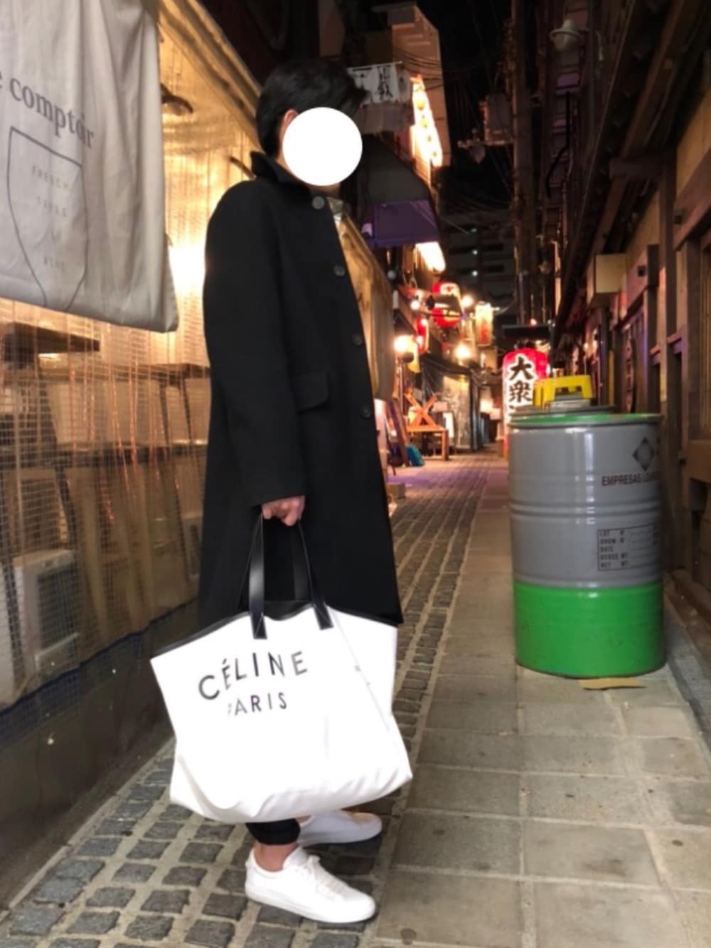 Acne Studiosのステンカラーコートを使った人気ファッション