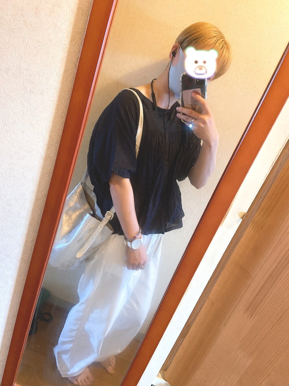 「シンプル、白黒」｜「SEVENDAYS=SUNDAYのアイテム（シャツ/ブラウス、ブラック系）」を使った、ゆみねむさん（レディース・160cm）の秋コーディネートの1枚目の写真