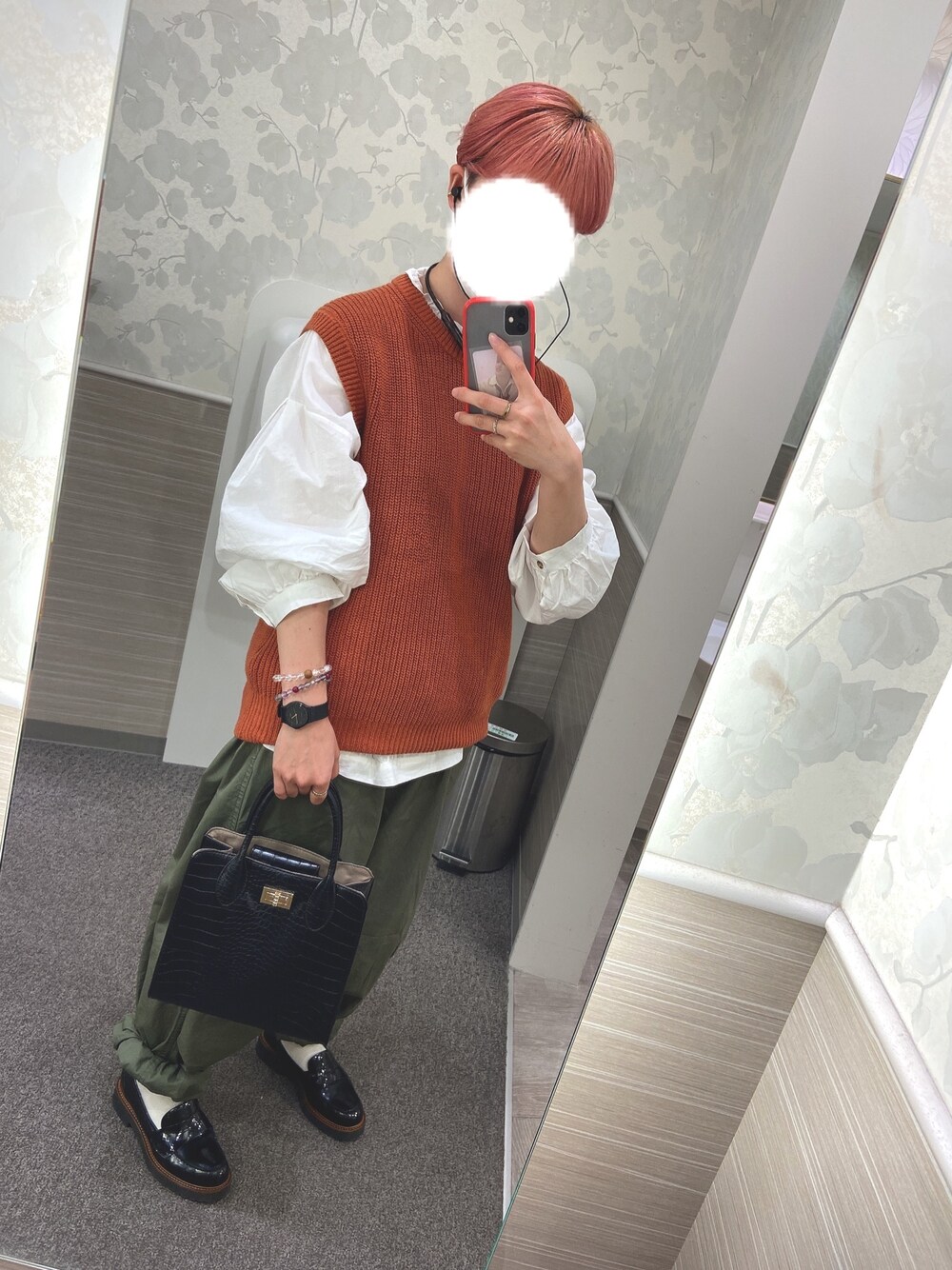 「カジュアル、秋服準備はじめました、ニットベスト、秋色」｜「UNIQLOのアイテム（ベスト、オレンジ系）」を使った、ゆみねむさん（レディース・160cm）の秋コーディネートの1枚目の写真