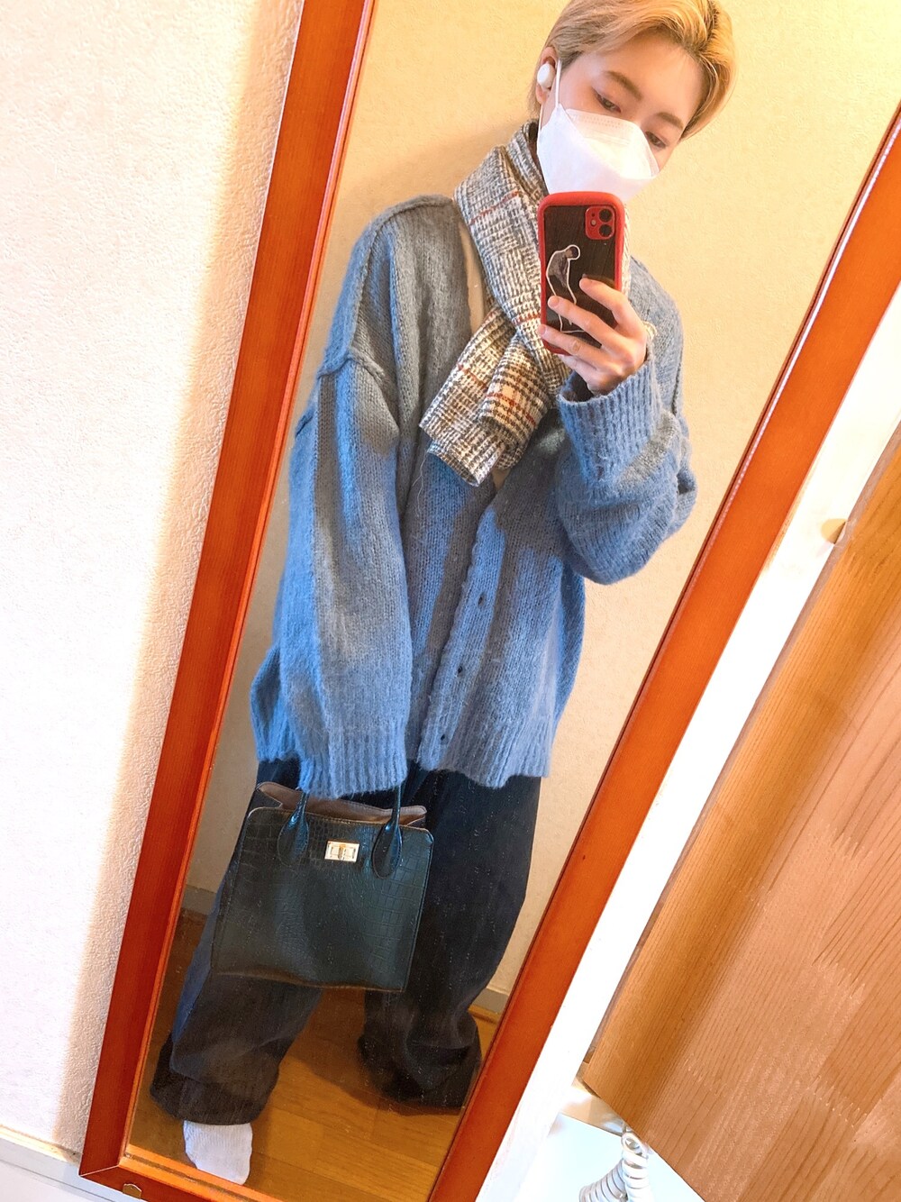 「シンプル、春、カジュアル、デニムパンツ、ビッグシルエット、デニムコーデ、ワイドパンツ、スニーカーコーデ」｜「FREAK'S STOREの【WEB限定】深Vネック シャギーニット2WAYカーディガン(ボリューム袖)（カーディガン/ボレロ、ブルー系）」を使った、ゆみねむさん（レディース・160cm）の冬コーディネートの1枚目の写真