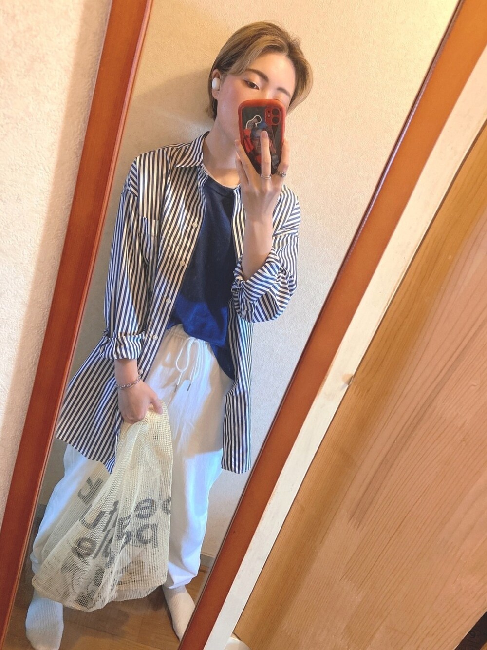 ホワイト系のTシャツ/カットソー、ブルー系のベスト、ホワイト系のスウェットパンツを着用したレディースの春コーディネートの1枚目の写真