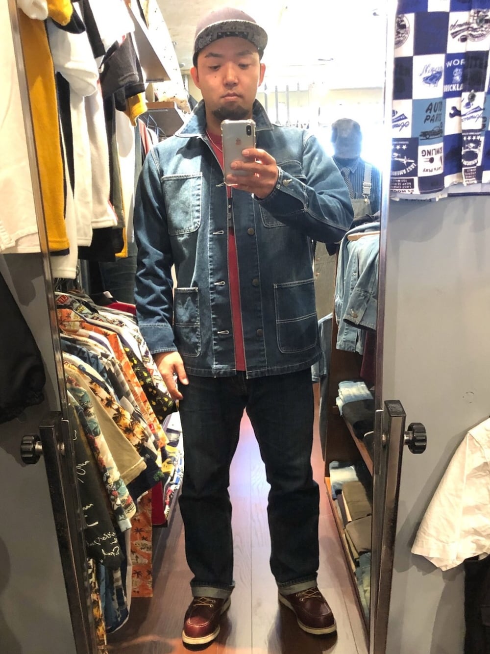 「ショップで試着、デニムオンデニム、デニムパンツ、デニムカバーオール」｜「ASNADISPECのアイテム（カバーオール、ブルー系）」を使った、6Tさん（メンズ・173cm）の秋コーディネートの1枚目の写真