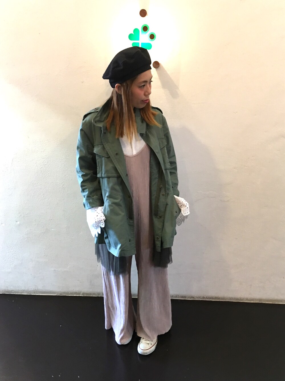 「春コーデ、ミリタリー、チュール、フリル、サロペット、プリーツ、チョーカー、シルバーアクセサリー」｜「Another Editionのマリンベレー帽/AEBFC MRN BRT（ハンチング/ベレー帽、ブラック系）」を使った、くみこさん（レディース・150cm）の春コーディネートの1枚目の写真