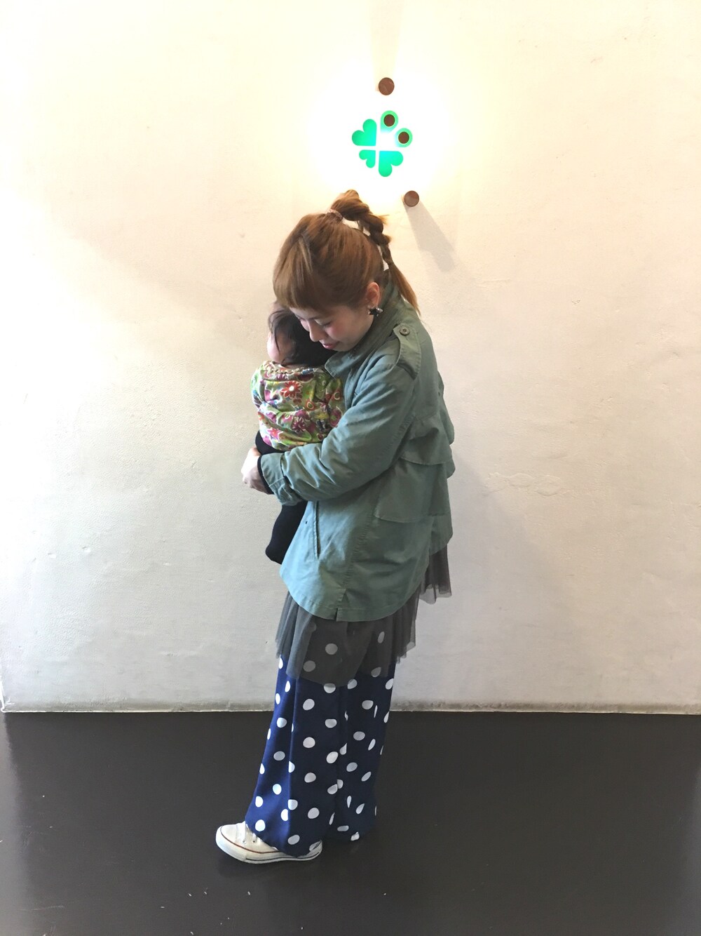 「ハンドメイド、ﾊﾝﾄﾞﾒｲﾄﾞｱｸｾｻﾘｰ、三つ編み、ポニーテール、ミリタリージャケット、フリル、ドット、スカーチョ、コンバース」｜「CAROLINA GLASERのCAROLINA GLASER / チュール ミリタリーブルゾン（ミリタリージャケット、グリーン系）」を使った、くみこさん（レディース・150cm）の春コーディネートの1枚目の写真