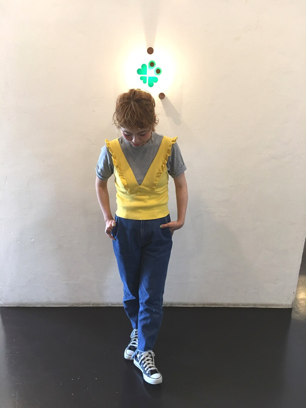 「ベルイエロー、春コーデ、今日のコーデ、黄色、カットオフデニム、コンバンース、半袖、美女と野獣キャンペーン」｜「KBFのKBF ねじり袖モックネックTEE（Tシャツ/カットソー、グレー系）」を使った、くみこさん（レディース・150cm）の春コーディネートの1枚目の写真