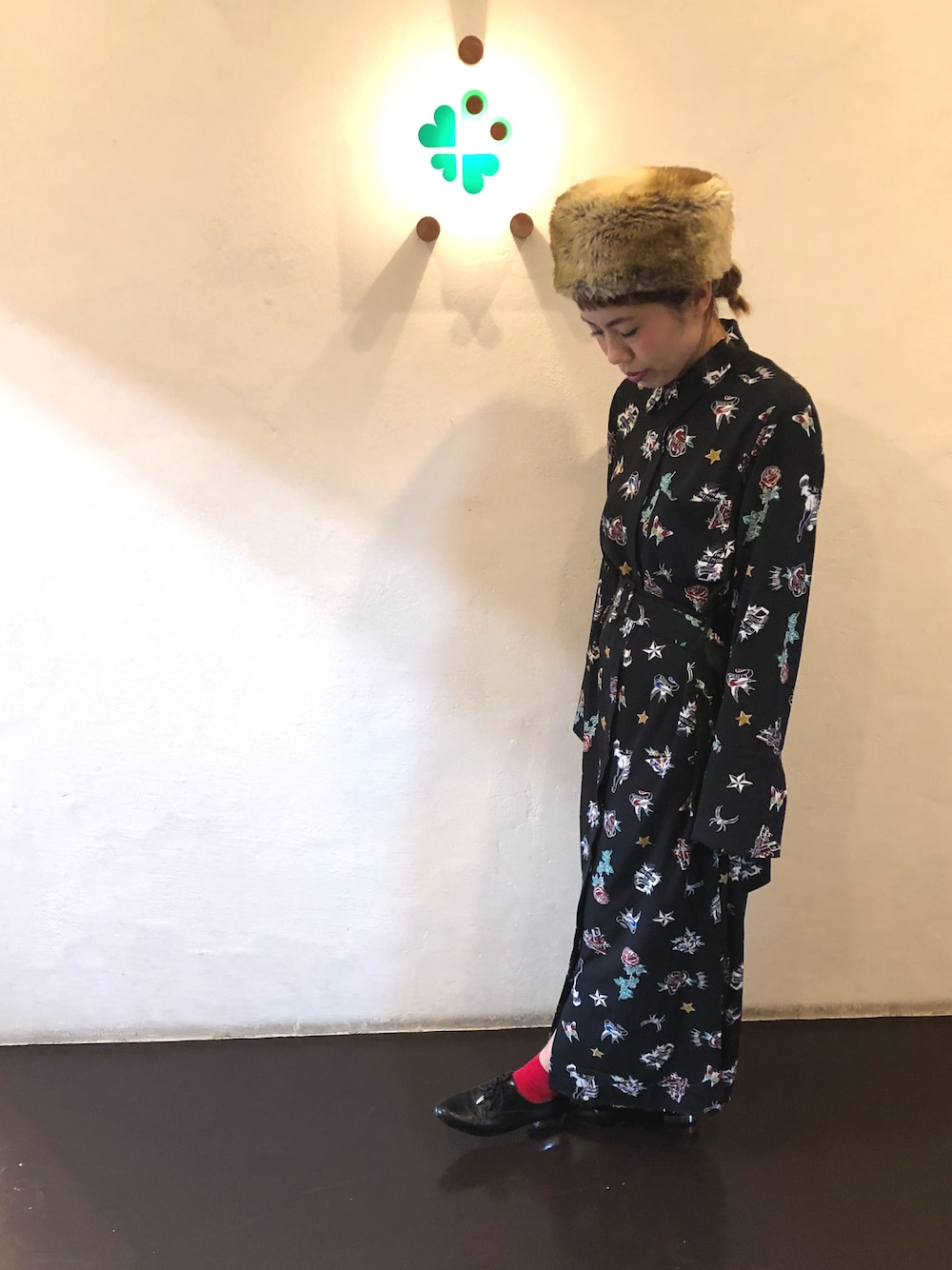 「ロングワンピース、柄ワンピース、ファー帽子、ootd、ママコーデ、冬コーデ、ファー」｜「JEANASISのコサックニットボウ/551825（ニットキャップ/ビーニー、ブラウン系）」を使った、くみこさん（レディース・150cm）の冬コーディネートの1枚目の写真