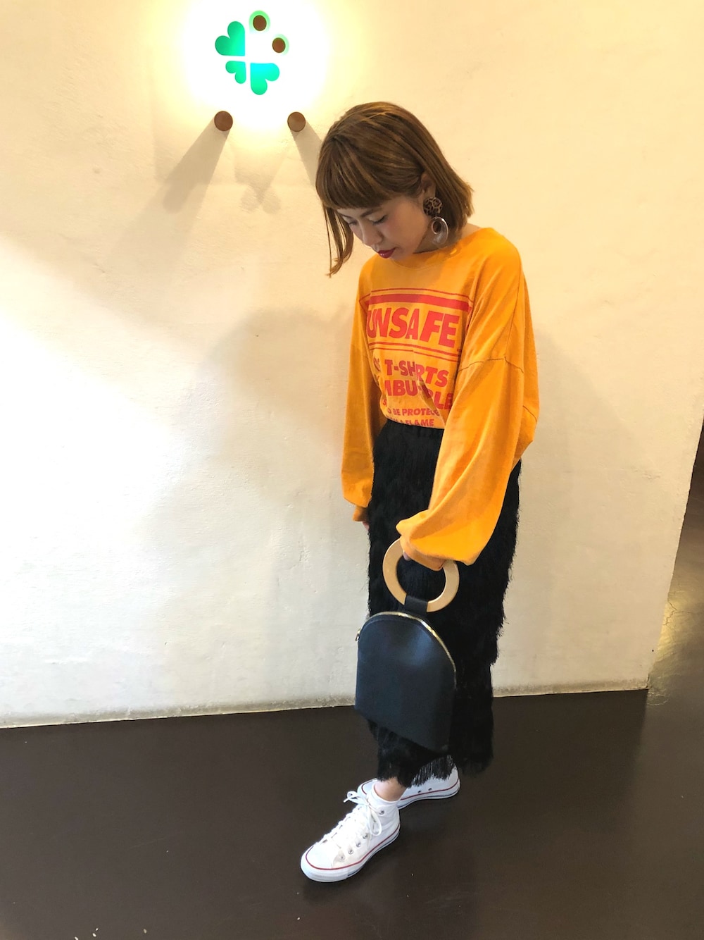 「フリンジ、ウッドアクセサリー、ハンドメイドピアス、コンバース、タイトスカート、シンプル、ママコーデ、春コーデ、ぱっつんボブ」｜「Another EditionのUNSAFE　PRT　TEE（Tシャツ/カットソー、オレンジ系）」を使った、くみこさん（レディース・150cm）の春コーディネートの1枚目の写真