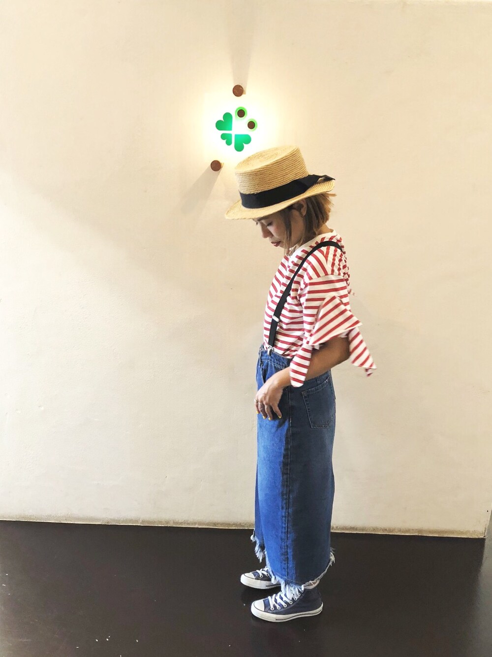 「ルフィ、むぎわら帽子、ボーダー、ラッフルスリーブ、赤ボーダー、タイトスカート、タイトスカートデニム、カットオフデニム、カジュアルコーデ、おしゃれさんと繋がりたい」｜「MERLOTの細編みカンカン帽073-1437（ハット、ブラック系）」を使った、くみこさん（レディース・150cm）の夏コーディネートの1枚目の写真