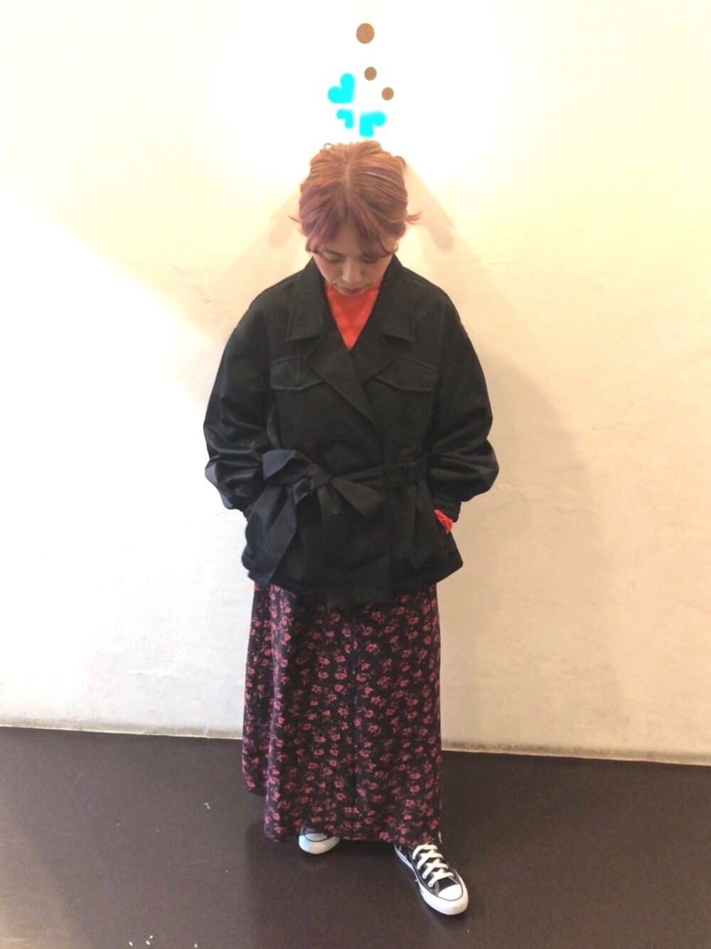 「おうちファッション、カジュアルコーデ、おしゃれさんと繋がりたい、低身長コーデ、converse、きれいめカジュアル、ママコーデ、ロングワンピース、ジャケット、ウルフカット」｜「HAREのベルトツキCPOジャケット(HARE)（ブルゾン、ブラック系）」を使った、くみこさん（レディース・150cm）の春コーディネートの1枚目の写真