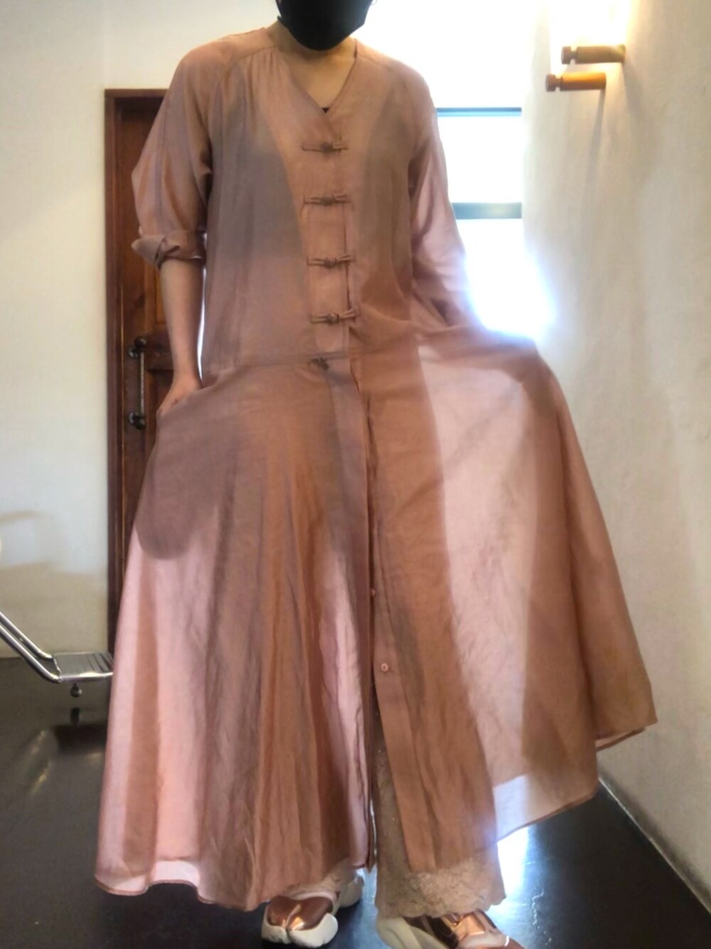 ピンク系のワンピース/ドレス、ベージュ系のパンツ、ゴールド系のサンダルを着用したレディースの春コーディネートの1枚目の写真