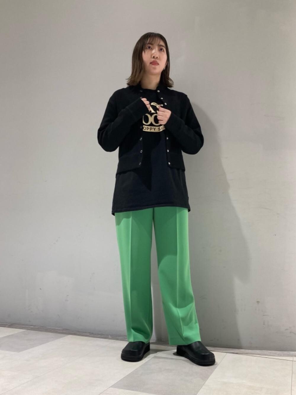 グリーン系のその他パンツ、ブラック系のカーディガン/ボレロを着用したレディースの冬コーディネートの1枚目の写真