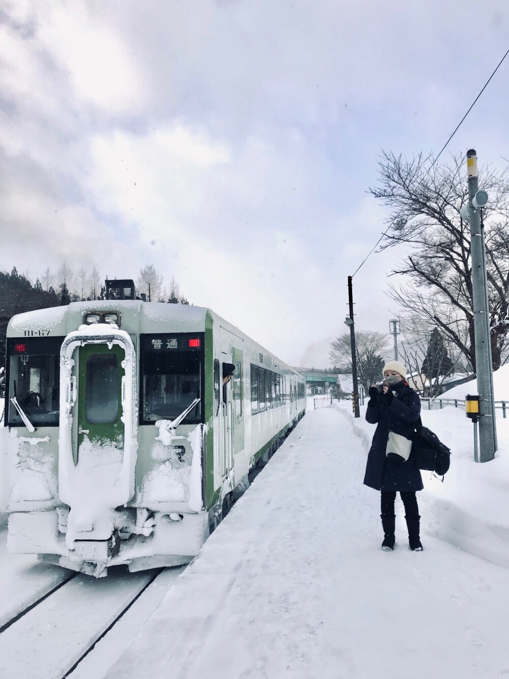 「雪、スノーブーツ、撮影、ユニクロ」｜「CA4LAのアイテム（ニットキャップ/ビーニー、ホワイト系）」を使った、Michi  Murakamiさん（レディース・170cm）の冬コーディネートの1枚目の写真