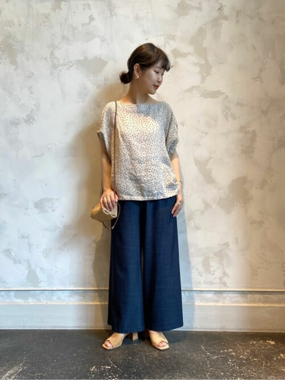 ブラック系のシャツ/ブラウス、ブルー系のデニムパンツ、ベージュ系のトートバッグを着用したレディースの夏コーディネートの1枚目の写真