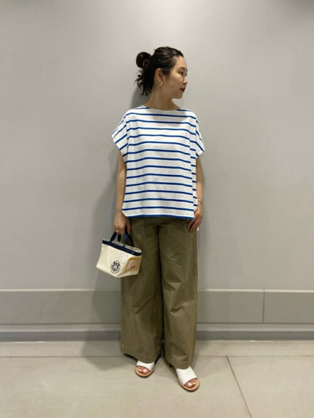 ブルー系のTシャツ/カットソー、グリーン系のその他パンツ、ホワイト系のトートバッグを着用したレディースの夏コーディネートの1枚目の写真